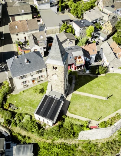Luftaufnahme der Burganlage und des Gästehauses Auf der Burg in Miesenheim